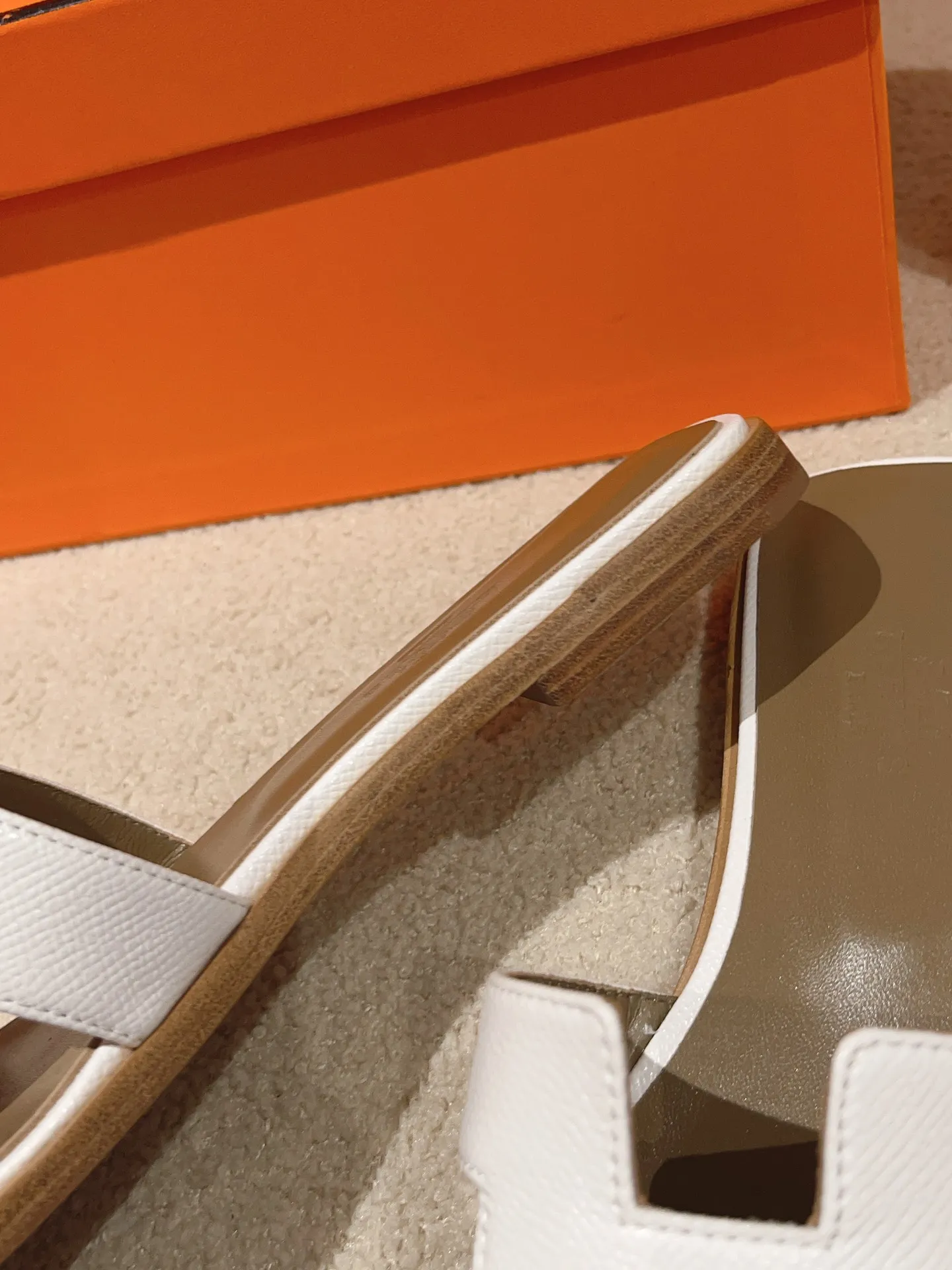 👟👟Ex-factory price 440👟👟 Hermes Hermes H slippers Oasis sandals series——————————Fashionable and versatile Super comfortable Every detail is made to the extreme Original swift calfskin Original 1:1 exclusive private mold upper/original leather outsole ▪️Packaging: Each pair of shoes comes with packaging ▪️SIZE: 35~42 (.40.41.42 customization is non-refundable and non-exchangeable)